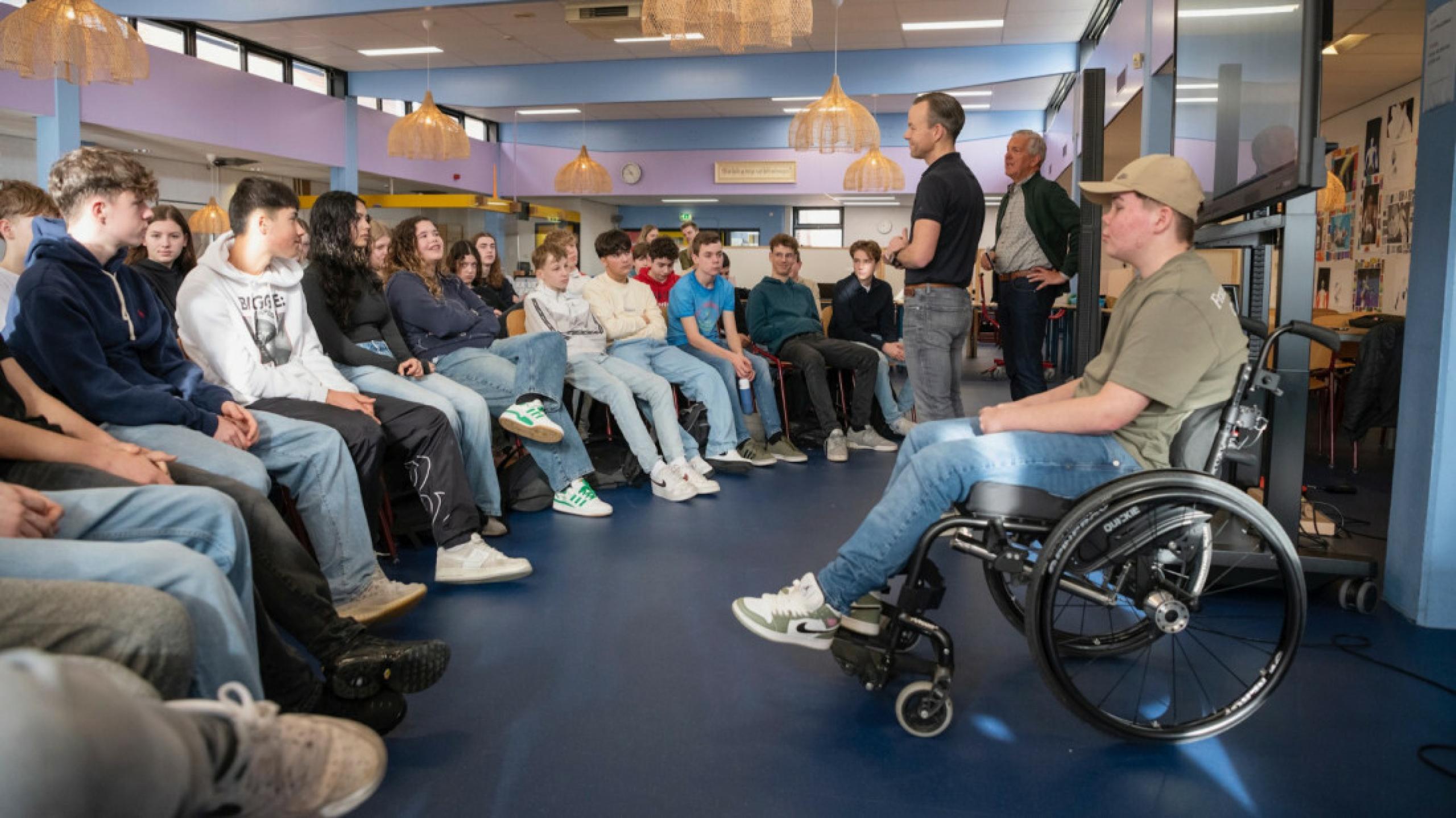 FP-D850DSC5466-Devano-en-Angelo-Boonman-in-discussie-met-de-scholieren___media_library_original_1100_619